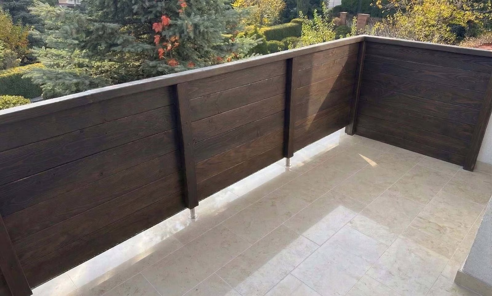 Drewniany parapet tarasowy z ciemnego drewna