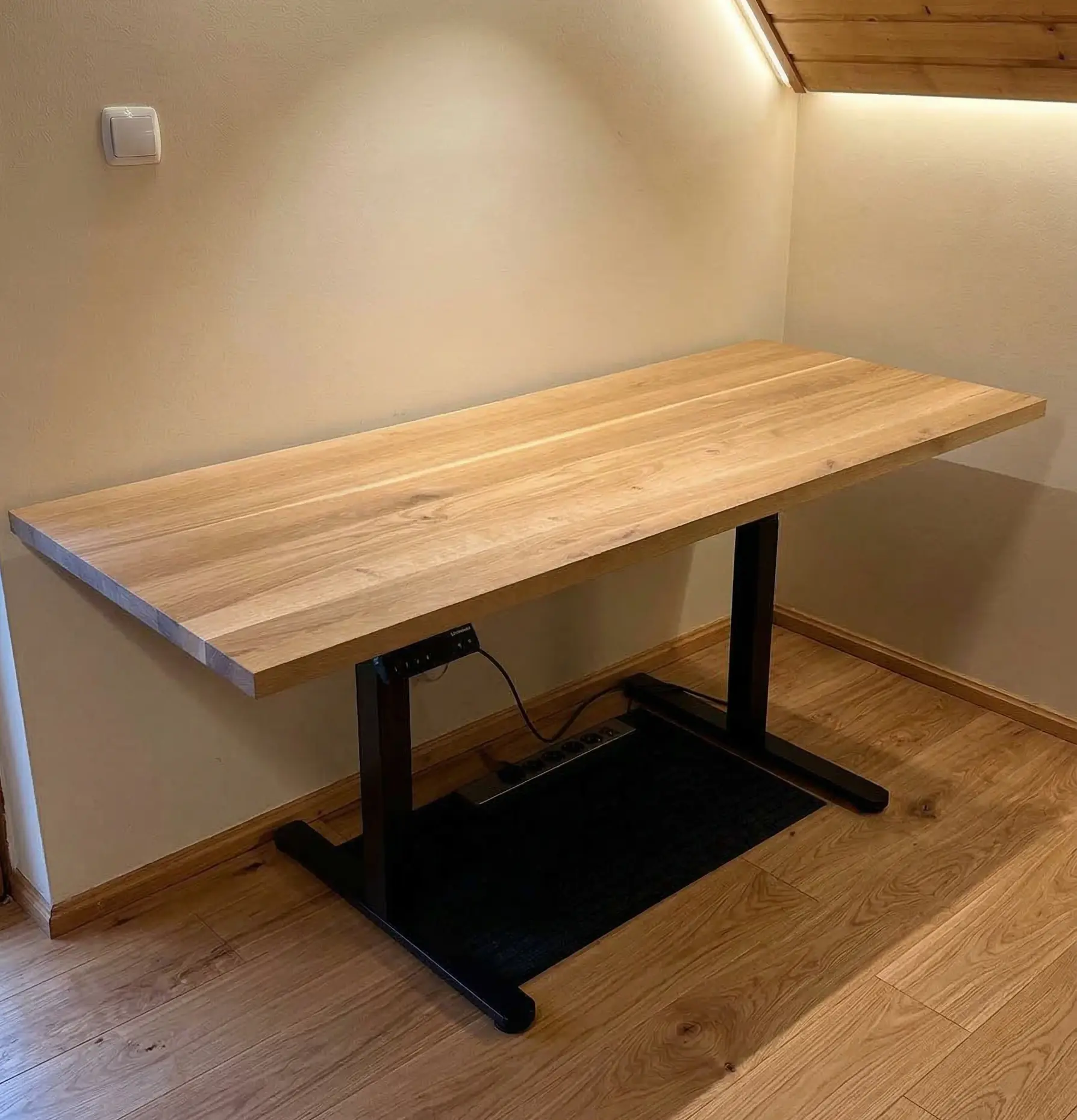 Dębowy blat do biurka z regulowanym stelażem elektrycznym